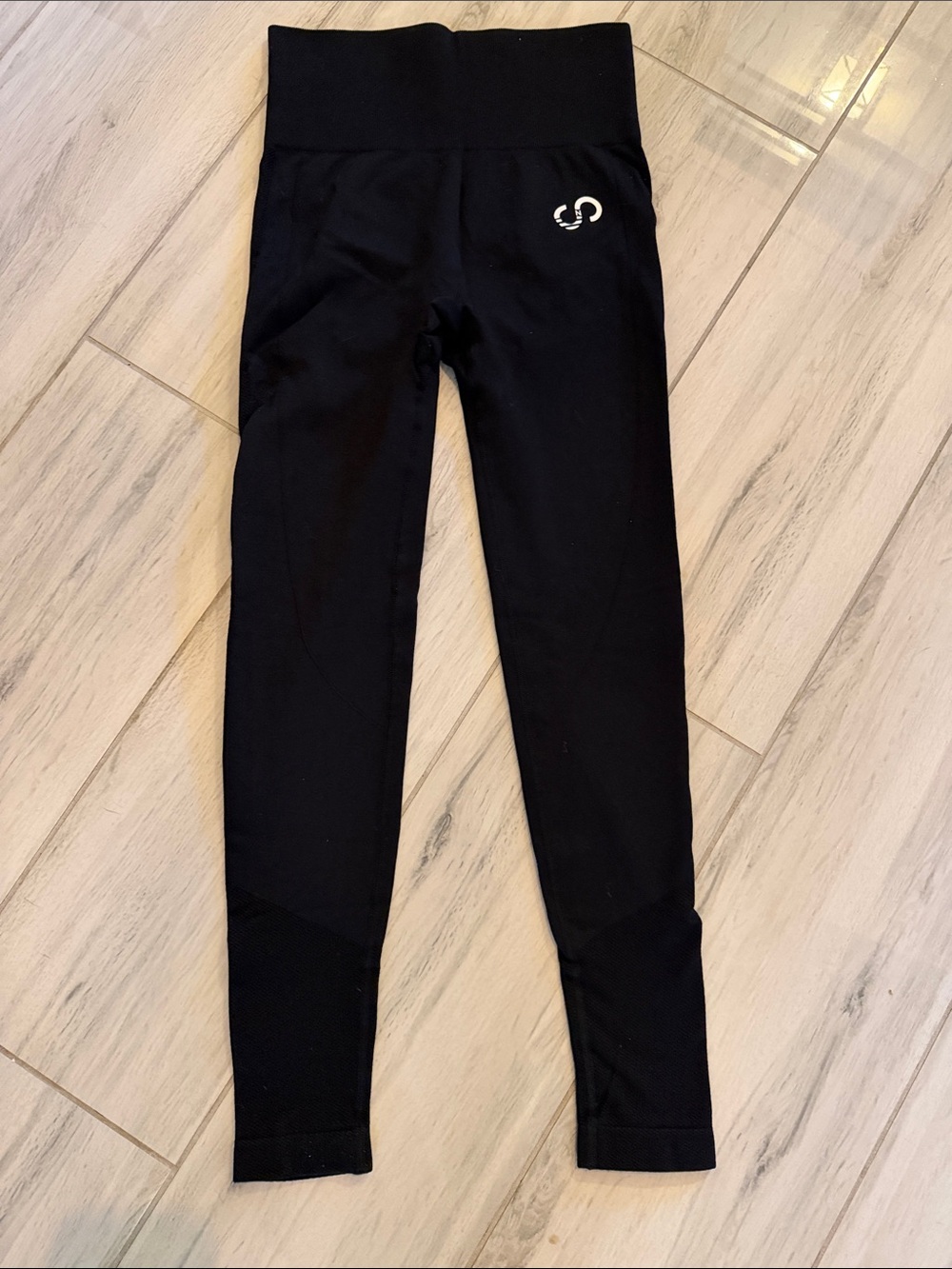 Black High-Waist Women's Leggings with Subtle Logo